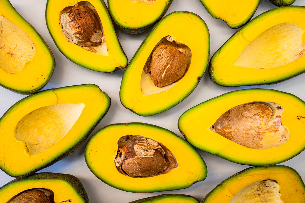 propiedades del aguacates picados encima de una mesa blanca