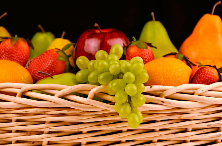 frutas ricas en agua dentro de una canasta