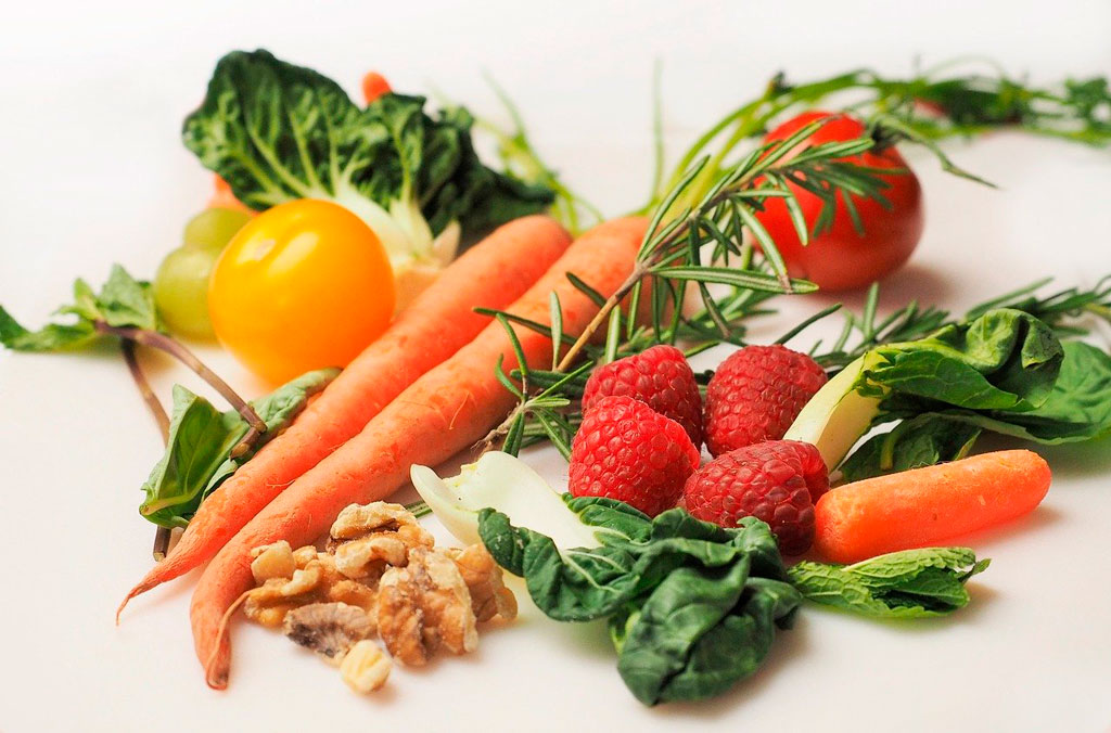 frutas y vegetales encima de una mesa blanca