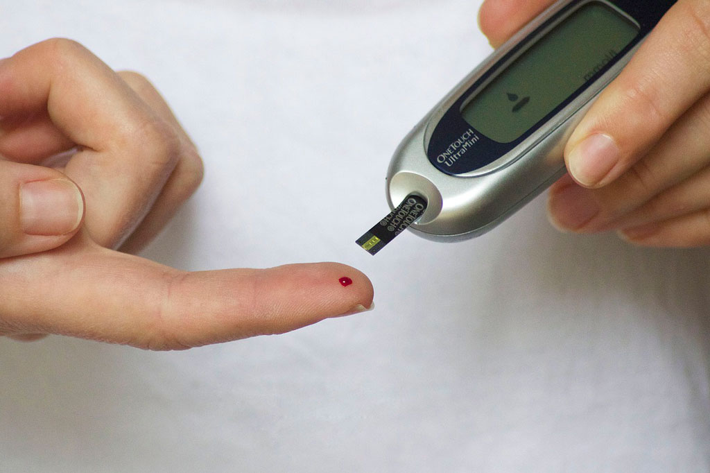 mujer con diabetes midiéndose los niveles de azúcar