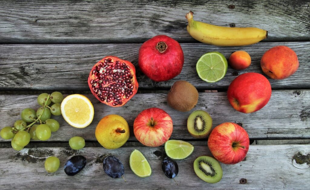 Frutas picadas encima de una mesa oscura