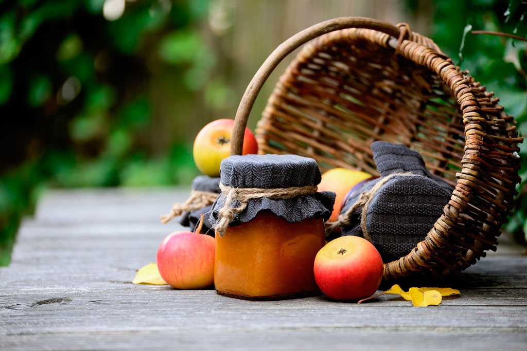 Frutas y vegetales recogidos de un huerto en casa