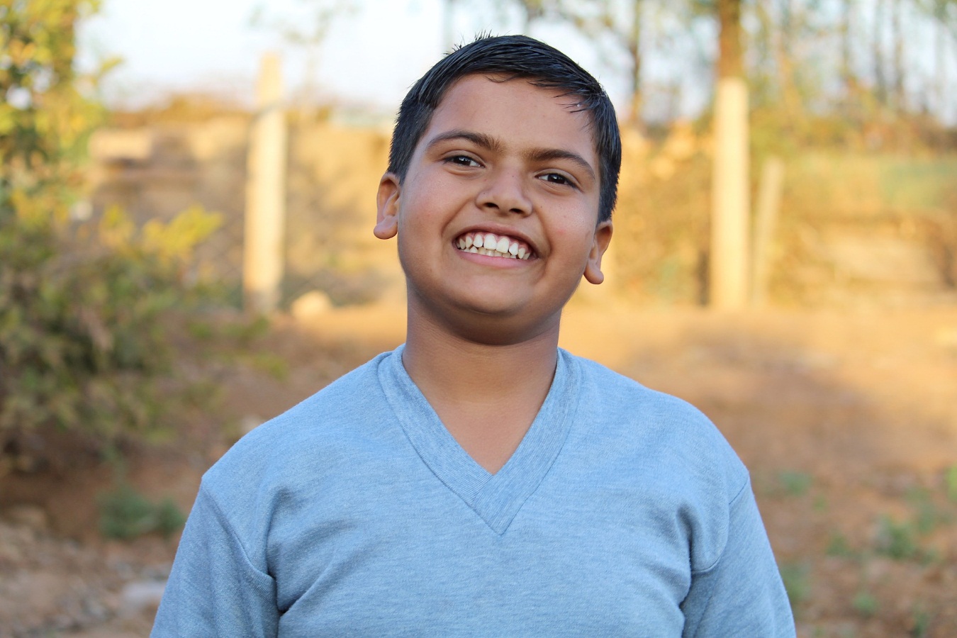NIño feliz sonriendo a la camara