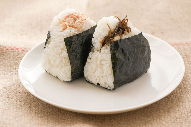 bola de arroz rodeada de alga