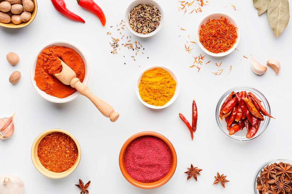 chile y otros ingredientes para comida encima de una mesa blanca