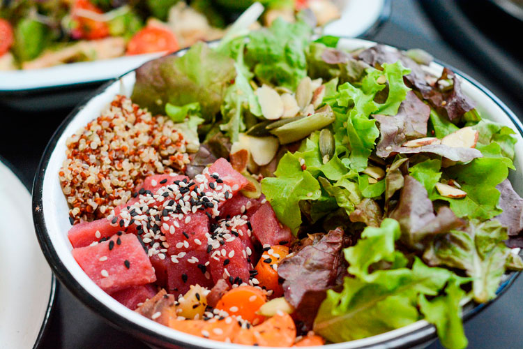delicioso almuerzo saludable realizado con alimentos ricos en hierro
