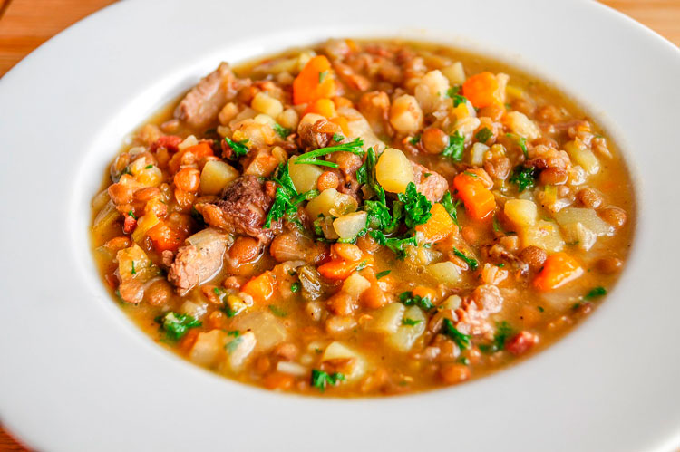 deliosa sopa de lentejas para un almuerzo saludable