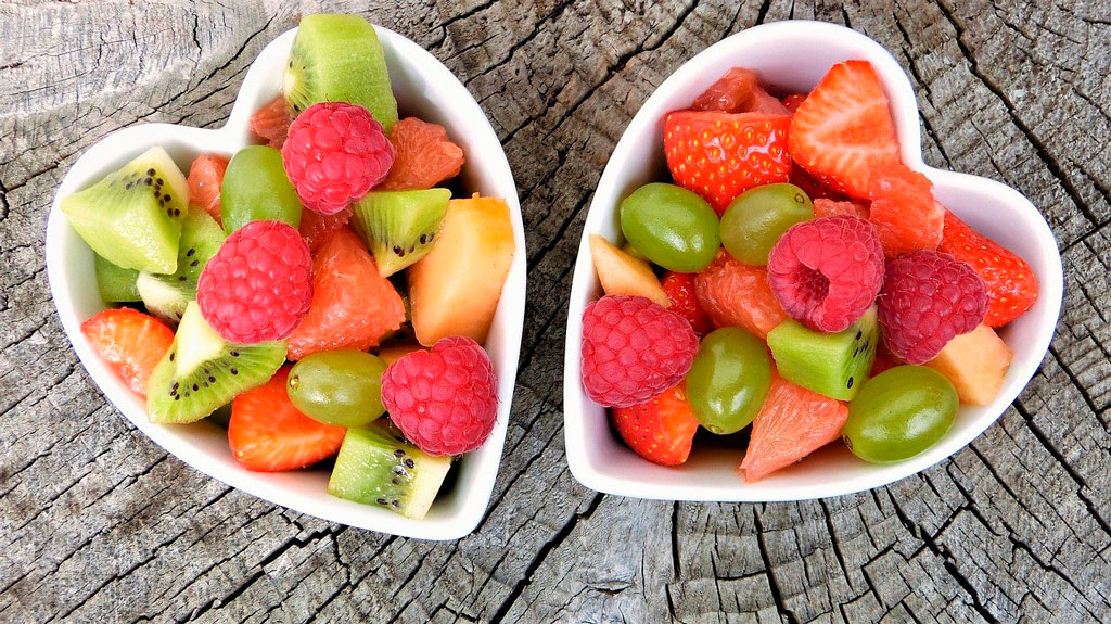 frutas picadas dentro de un tazon blanco para tener más energía y un mejor descanso