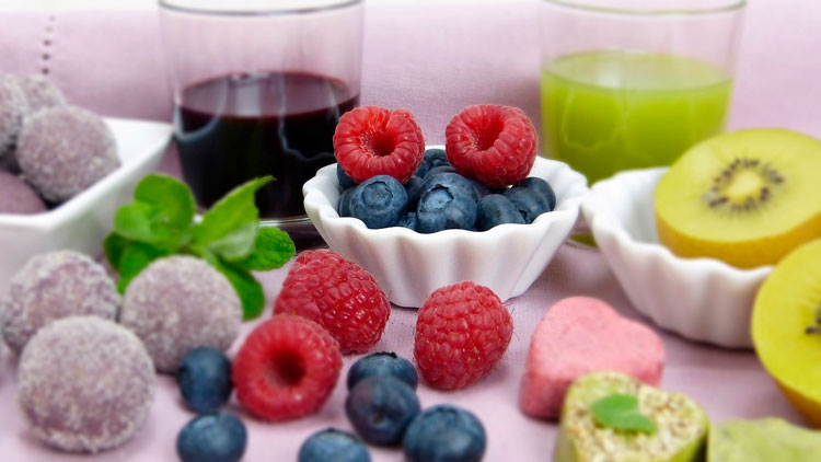 frutas servidas para una merienda saludable