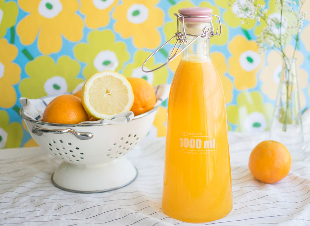 jugo de naranja alado de naranjas