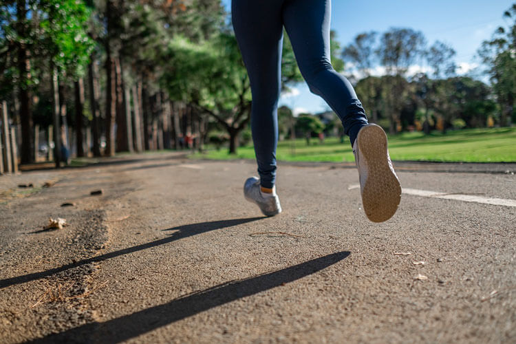 mujer trotando en una tarde