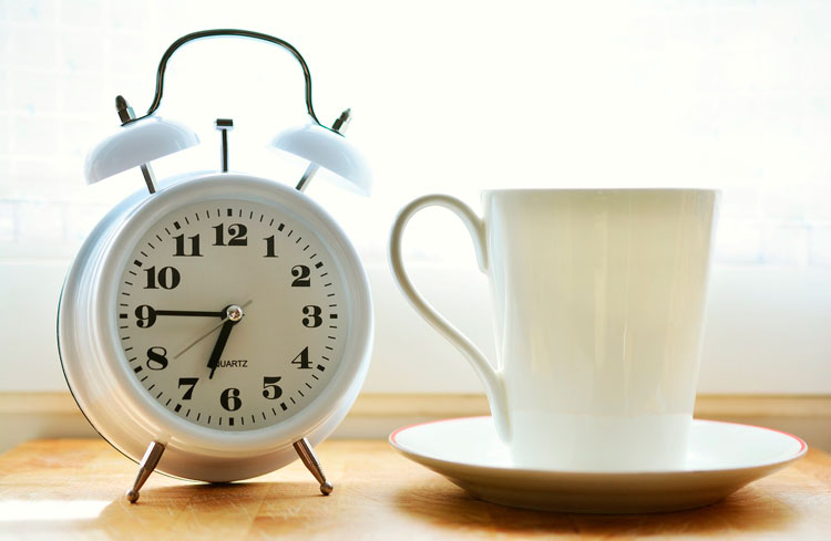 reloj marcando la hora para desayunar para tener una buena nutrición