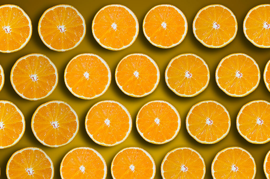 rodajas de naranja encima de una mesa amarilla