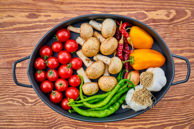 sarten con vegetales frescos para preparar un almuerzo saludable