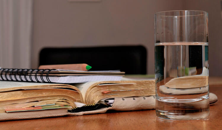 vaso de agua lleno alado de n libro